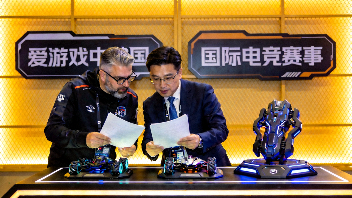 国际电竞赛事组织者与爱游戏中国代表在展台进行深入技术交流与洽谈
