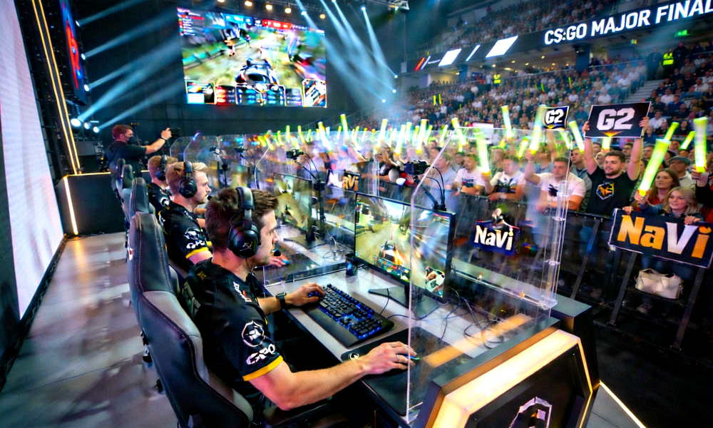 CS:GO Major锦标赛决赛现场 - 选手在隔音房内激烈对战，观众席座无虚席
