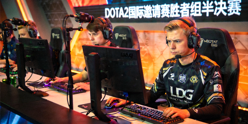 DOTA2国际邀请赛胜者组半决赛，中国战队LGD对阵欧洲劲旅，选手专注操作