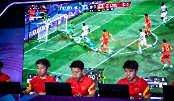 FIFA Online 4 亚运项目比赛，中国队选手正在进行精准传球