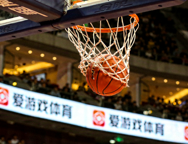 篮球架下篮球入网的瞬间 - 爱游戏体育篮球项目