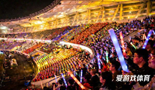 大型体育场馆内座无虚席，爱游戏体育热门看点配图